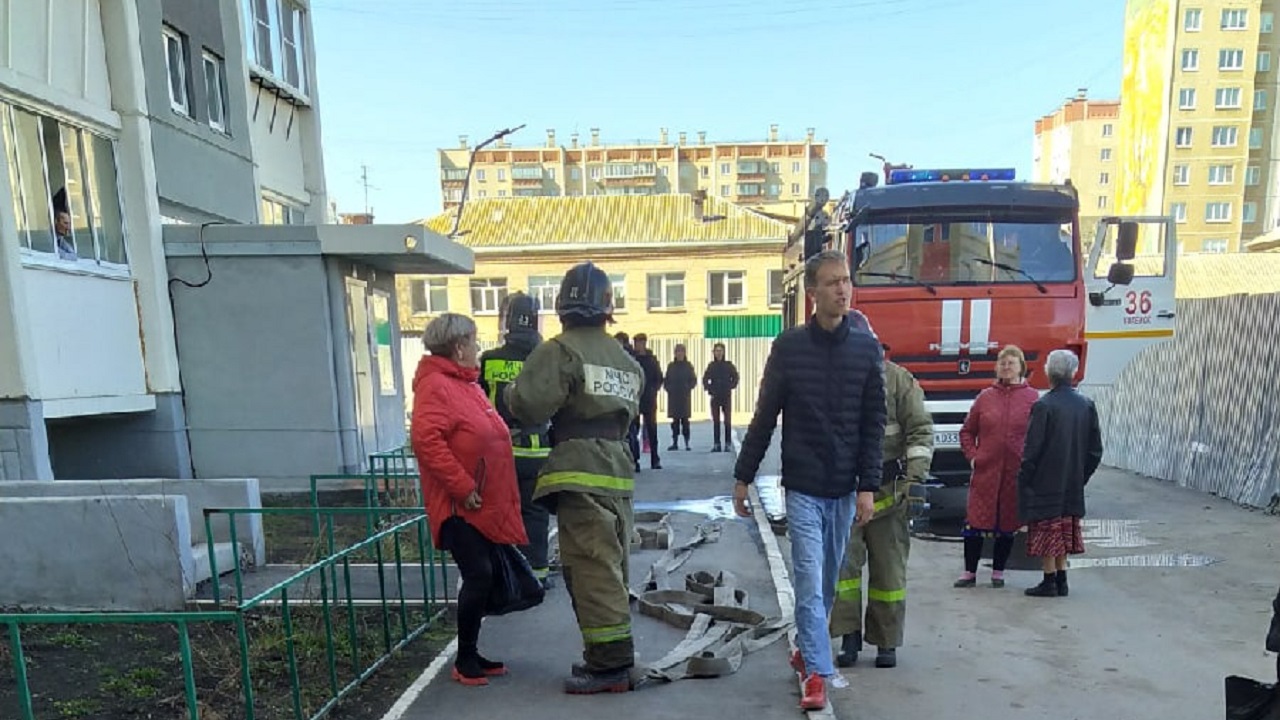 Эвакуировали 35 взрослых и 6 детей: пожар в многоэтажке произошел на Южном Урале