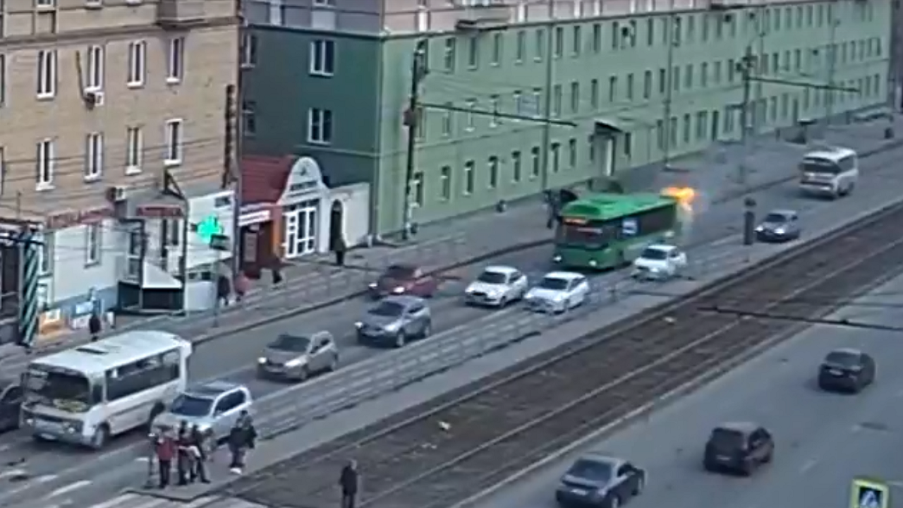 В Челябинске автобус с пассажирами вспыхнул на ходу ВИДЕО