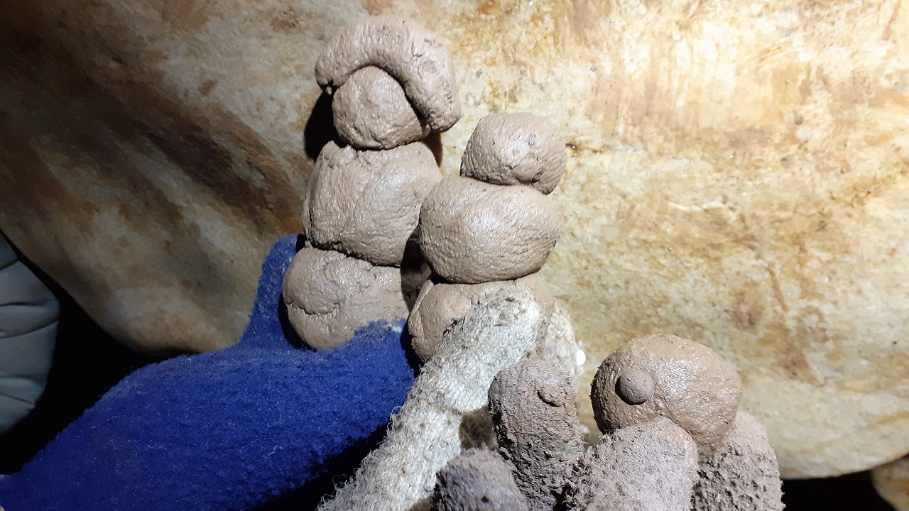 Снеговики из глины: туристы показали завораживающую красоту пещер Урала