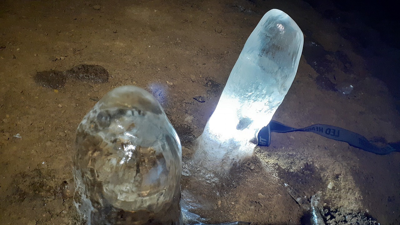 Снеговики из глины: туристы показали завораживающую красоту пещер Урала