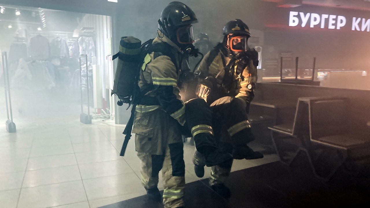 Сотрудники МЧС в Челябинске отработали ликвидацию учебного пожара в ТЦ
