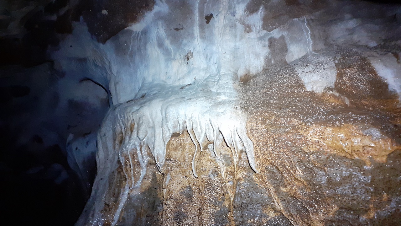 Снеговики из глины: туристы показали завораживающую красоту пещер Урала