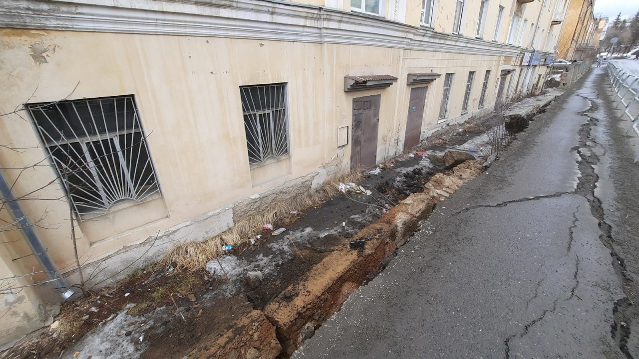 Развалилась на части: стена обрушилась на улице в Златоусте Развалилась на части: стена обрушилась на улице в Златоусте