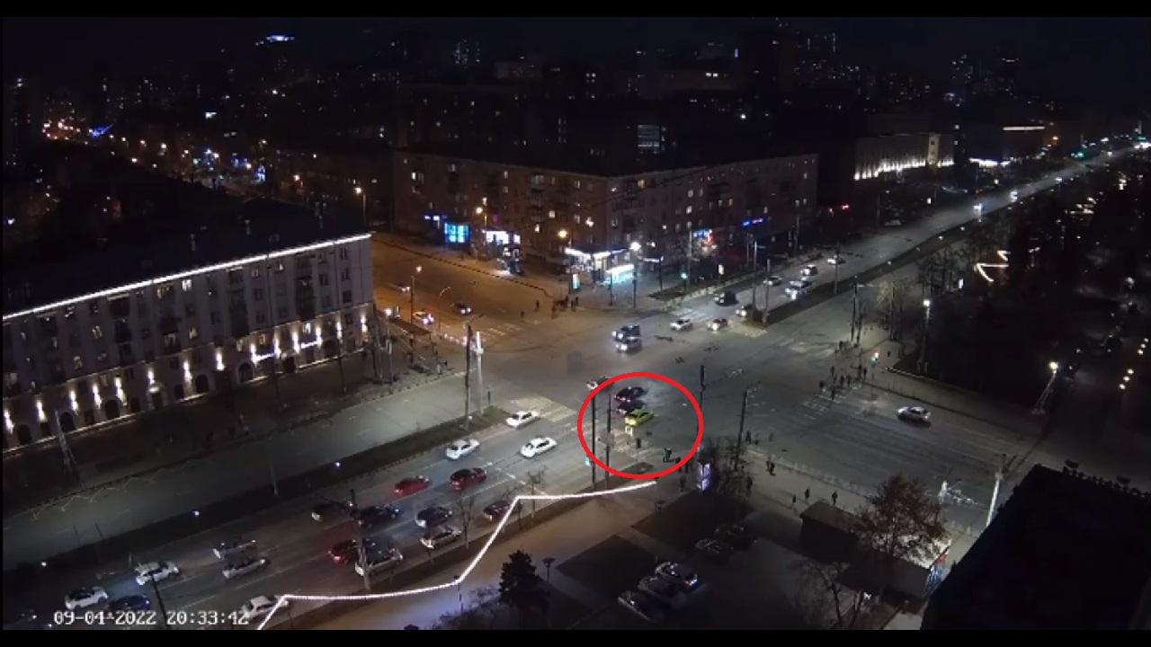 Мужчина с дочерью попали под колеса автомобиля в Челябинске