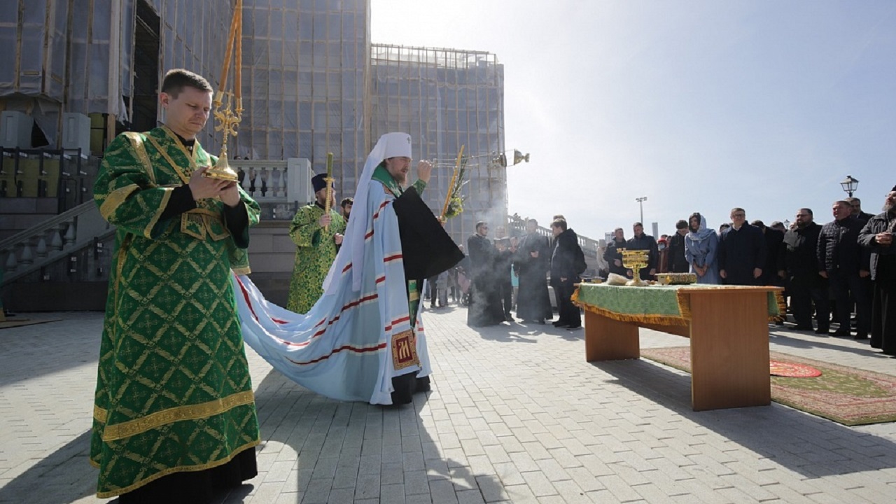 На собор Рождества Христова в Челябинске установили освященный крест