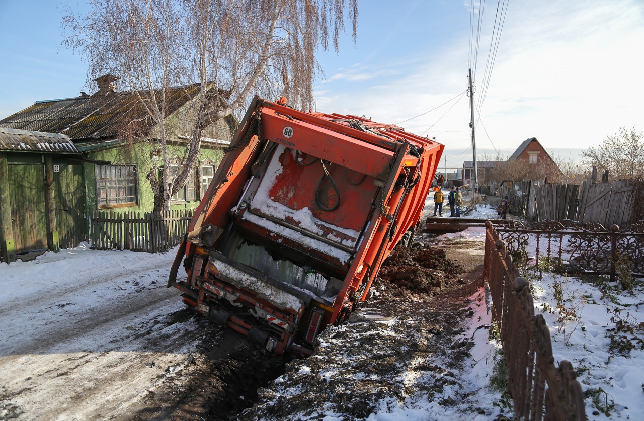 Вывоз мусора оказался под угрозой из-за размытых дорог в Челябинской области Вывоз мусора оказался под угрозой из-за размытых дорог в Челябинской области