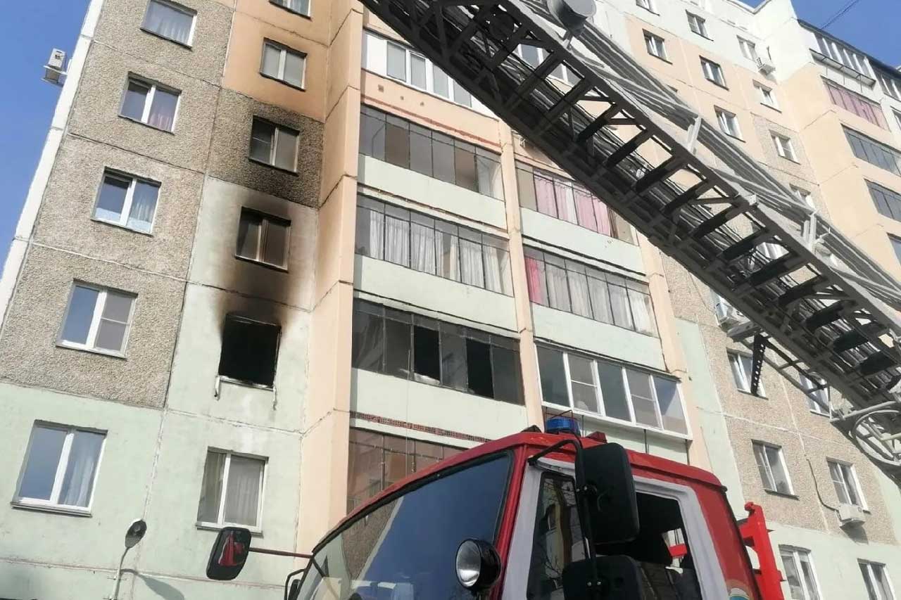 Мать с 4-летним ребенком спасли пожарные из горящей многоэтажки в Челябинске