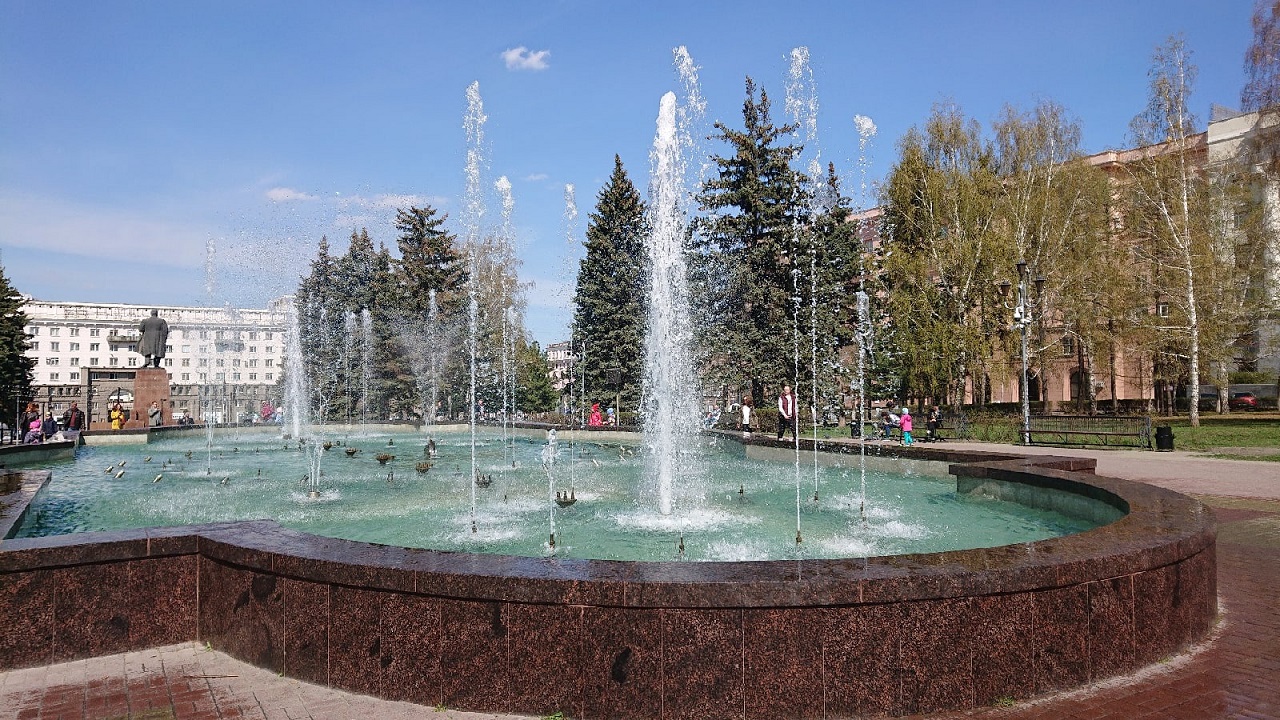 В Челябинске заработал главный фонтан города В Челябинске заработал главный фонтан города