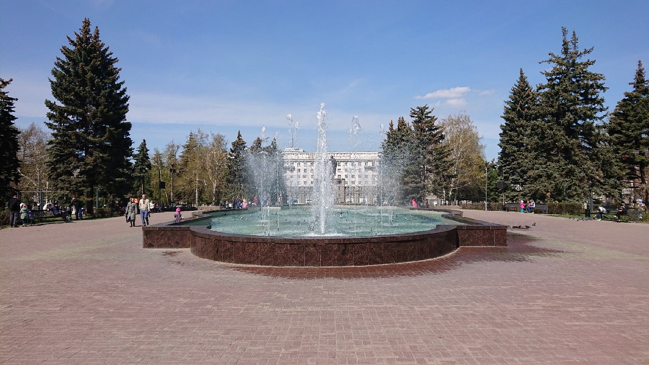 В Челябинске заработал главный фонтан города В Челябинске заработал главный фонтан города