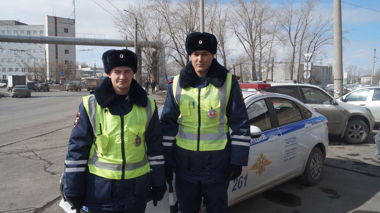 Инспекторы ДПС в Челябинске помогли мужчине довезти рожающую жену до больницы Инспекторы ДПС в Челябинске помогли мужчине довезти рожающую жену до больницы
