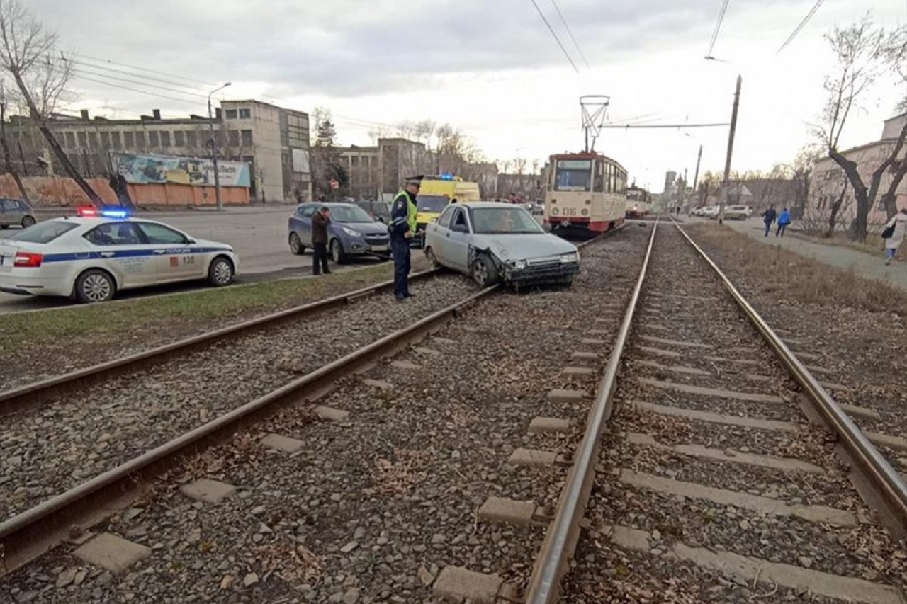Легковой автомобиль вылетел на трамвайные пути в Челябинске