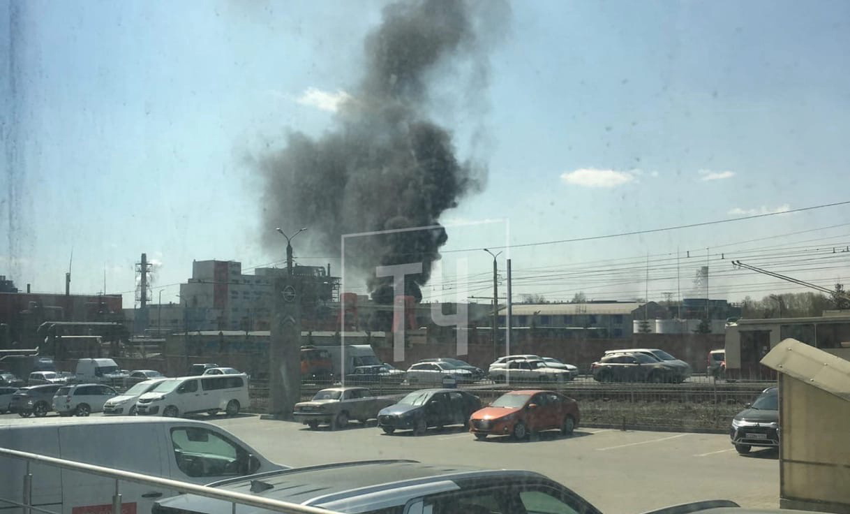 Спецтехника загорелась на территории цинкового завода в Челябинске 