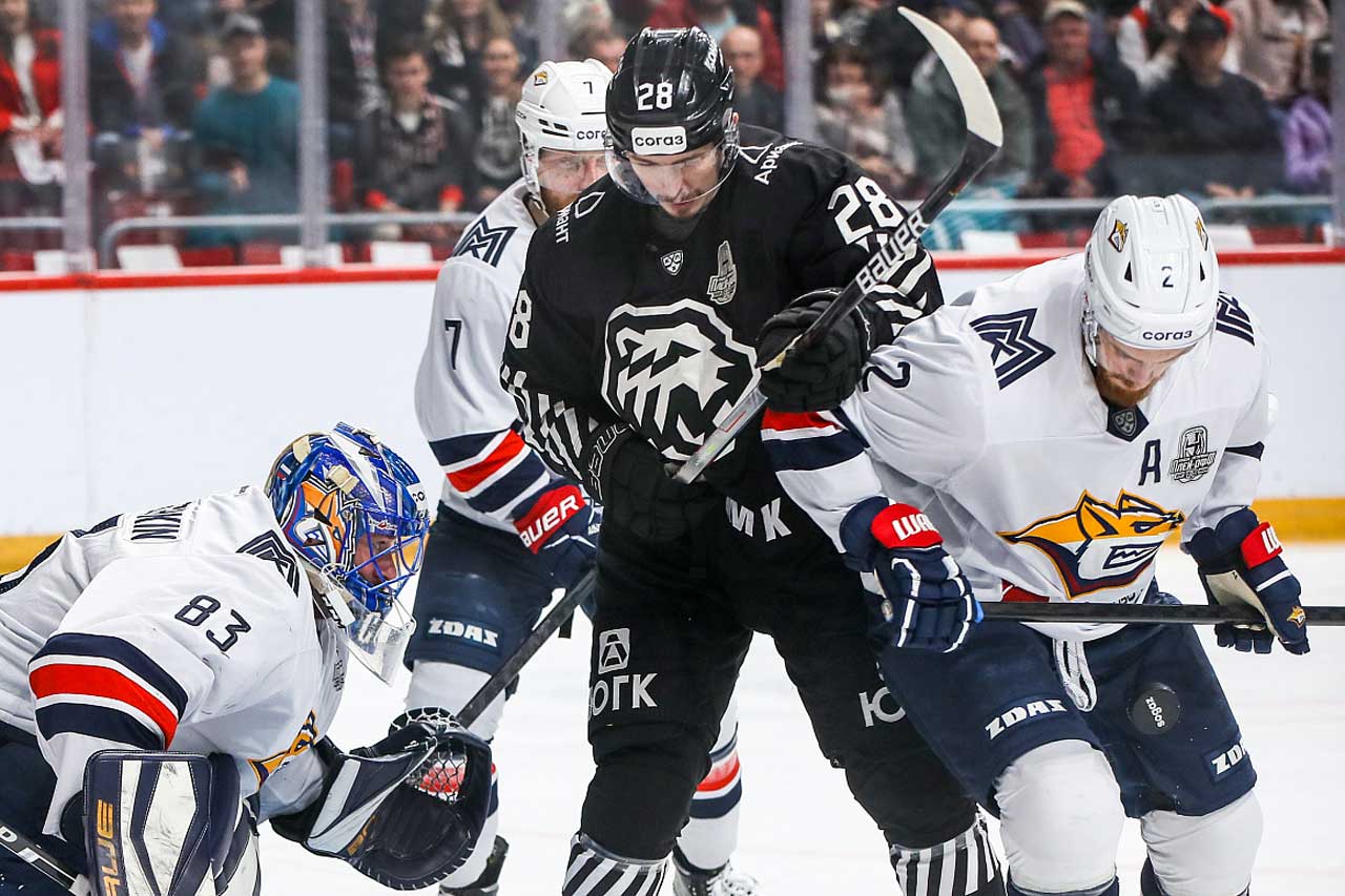 "Трактор" с разгромным счетом проиграл "Металлургу" в 4-м матче финала Востока