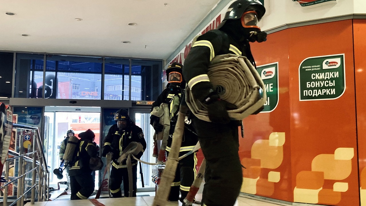 Сотрудники МЧС в Челябинске отработали ликвидацию учебного пожара в ТЦ