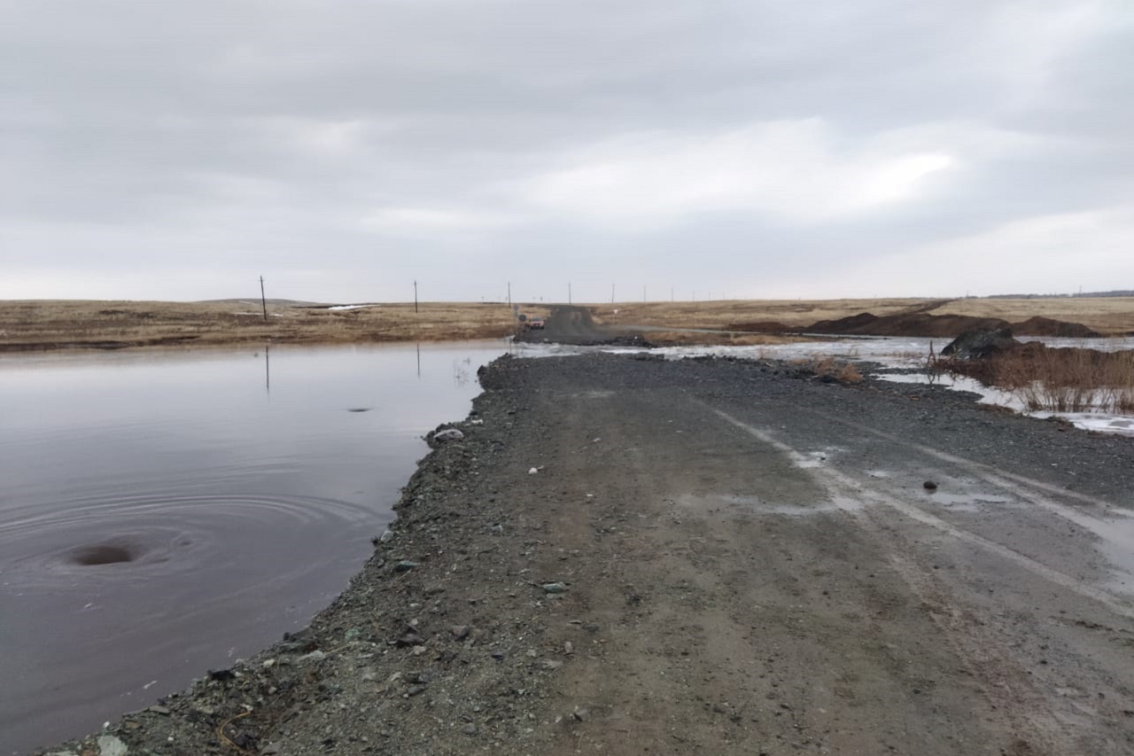 Проезд закрыт: вода затопила дорогу из-за паводка в Челябинской области Проезд закрыт: вода затопила дорогу из-за паводка в Челябинской области