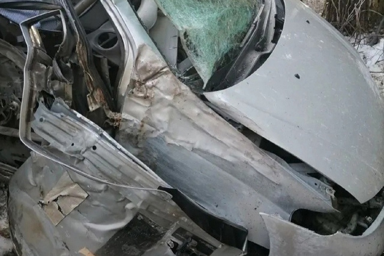 Женщину зажало в вылетевшем с дороги автомобиле в Челябинской области Женщину зажало в вылетевшем с дороги автомобиле в Челябинской области