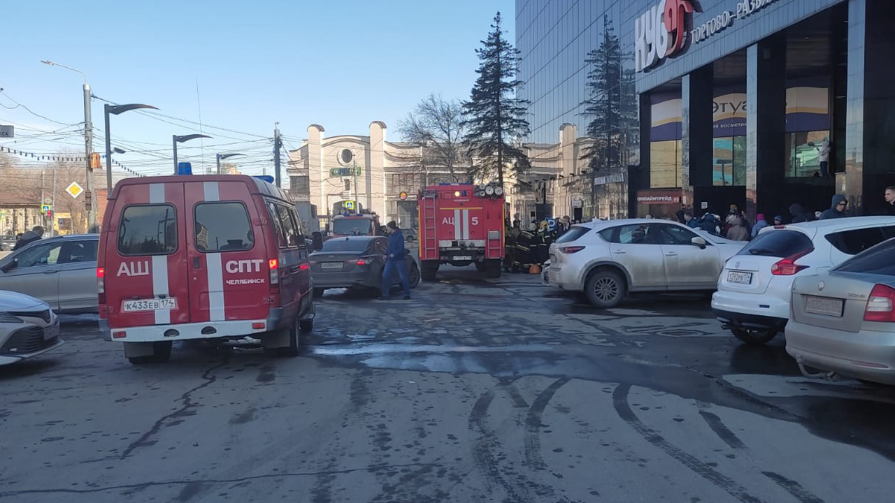 Из-за угрозы возгорания в торговом центре Челябинска эвакуировались 80 человек