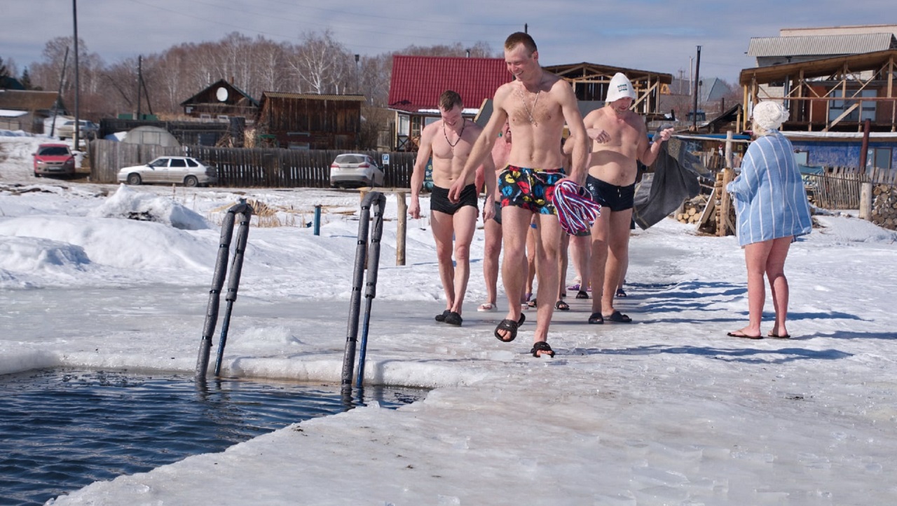 Моржи в Челябинской области завершают сезон купания в ледяной воде