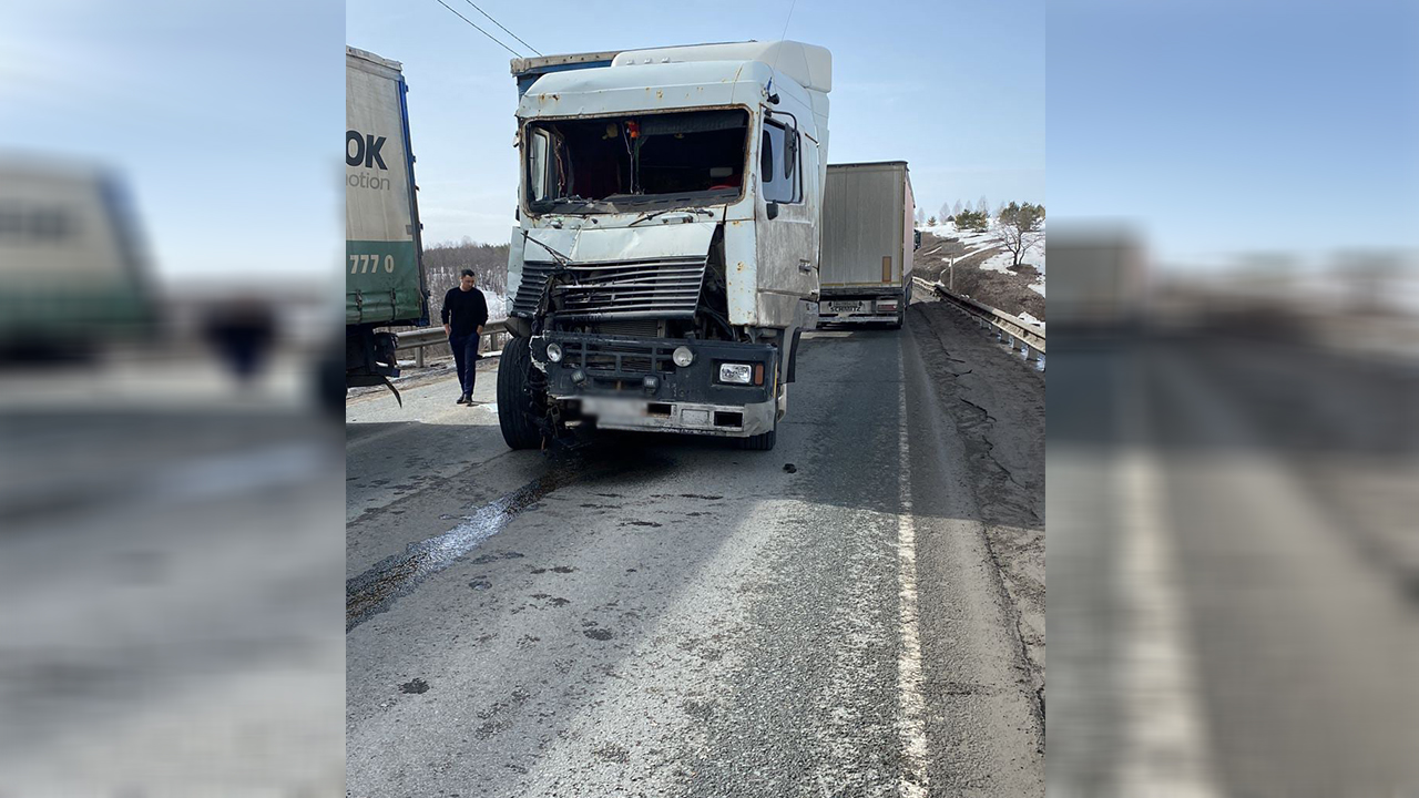 На трассе М5 в Челябинской области образовалась огромная пробка из-за ДТП с грузовиками