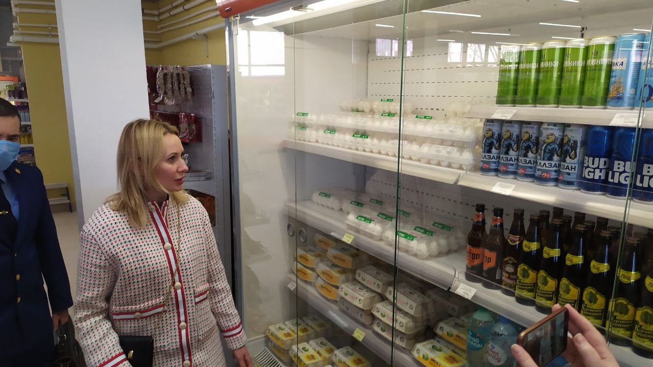 В Челябинской области сотрудники УФАС и прокуратуры проверили цены на продукты в магазинах