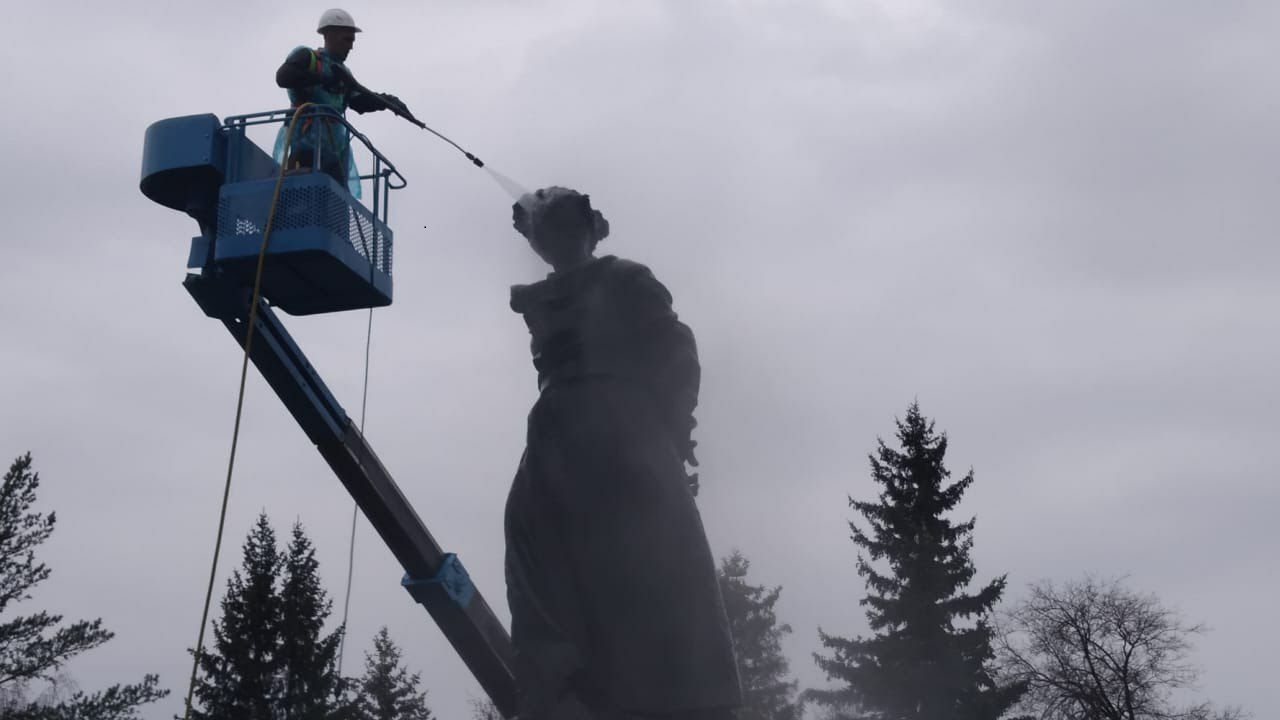 Апрельский субботник в Челябинске: как моют памятники и монументы Апрельский субботник в Челябинске: как моют памятники и монументы
