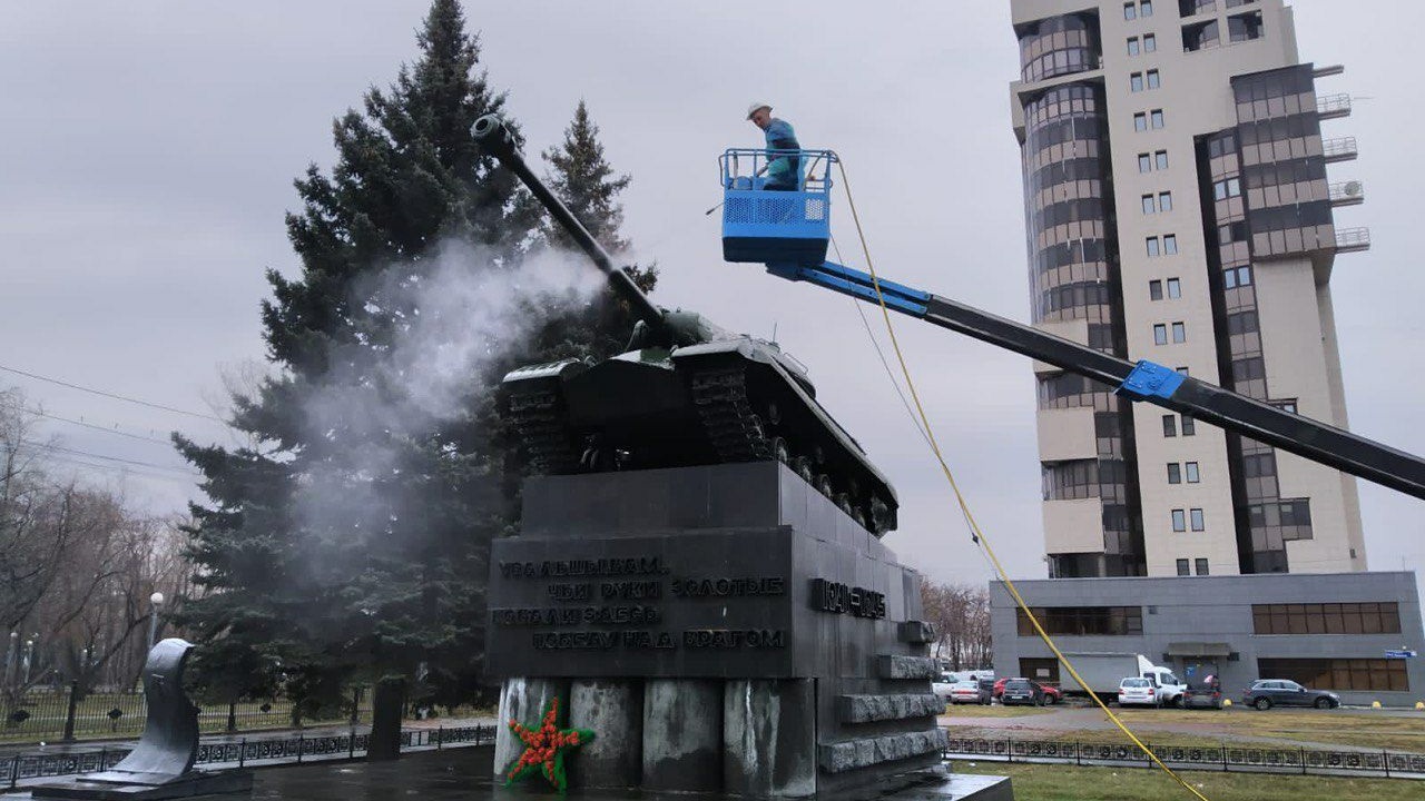 Апрельский субботник в Челябинске: как моют памятники и монументы