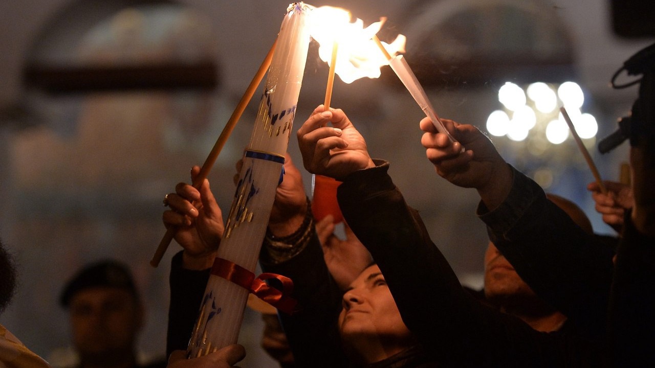 Верующие в Челябинске смогут зажечь свечи от Благодатного огня в Пасхальную ночь