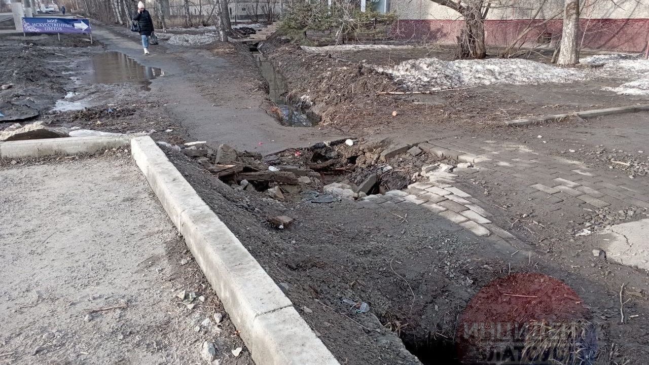 В Челябинской области у жилого дома провалился тротуар
