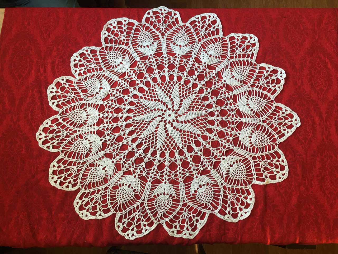 Уникальные метровые салфетки вяжет крючком мастерица из Челябинска