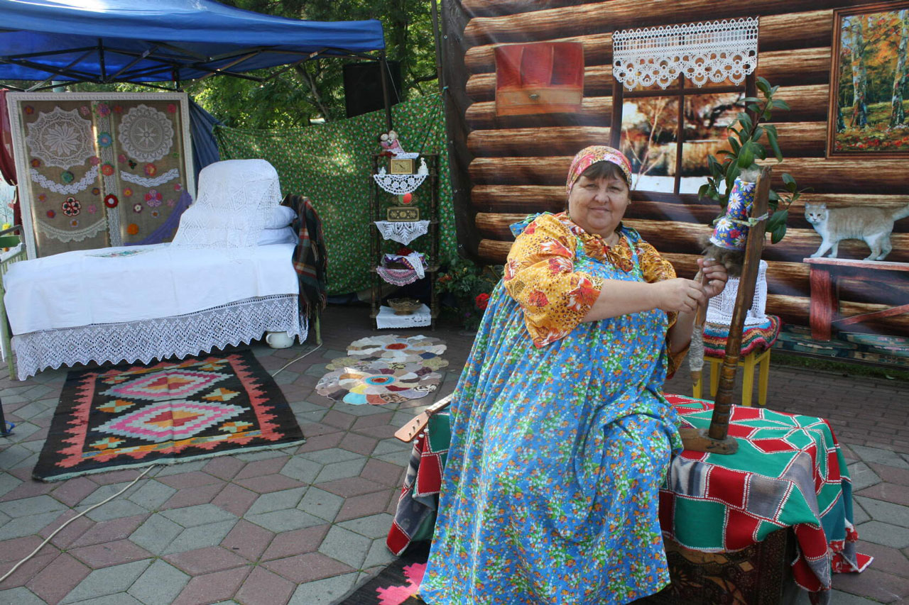 Уникальные метровые салфетки вяжет крючком мастерица из Челябинска