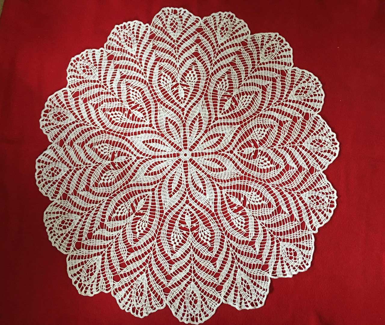 Уникальные метровые салфетки вяжет крючком мастерица из Челябинска