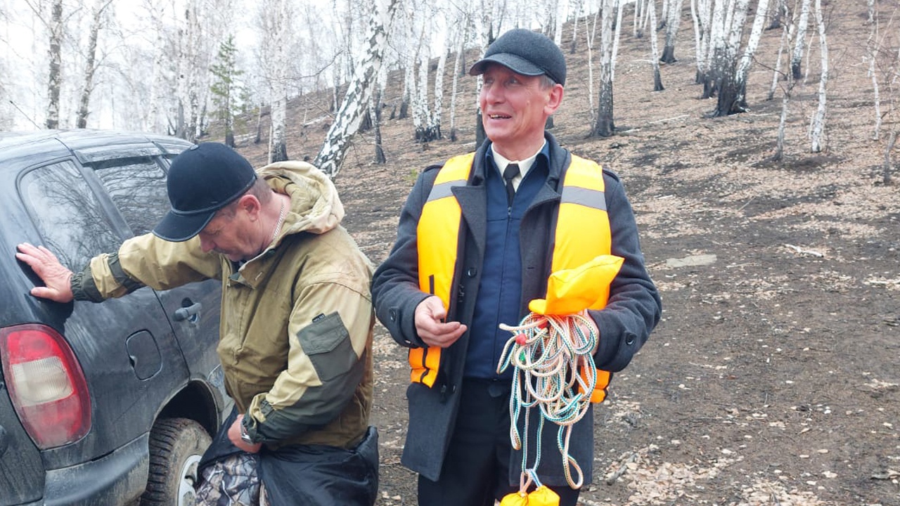 Рыбинспектор на Урале случайно спас провалившегося под лед рыбака