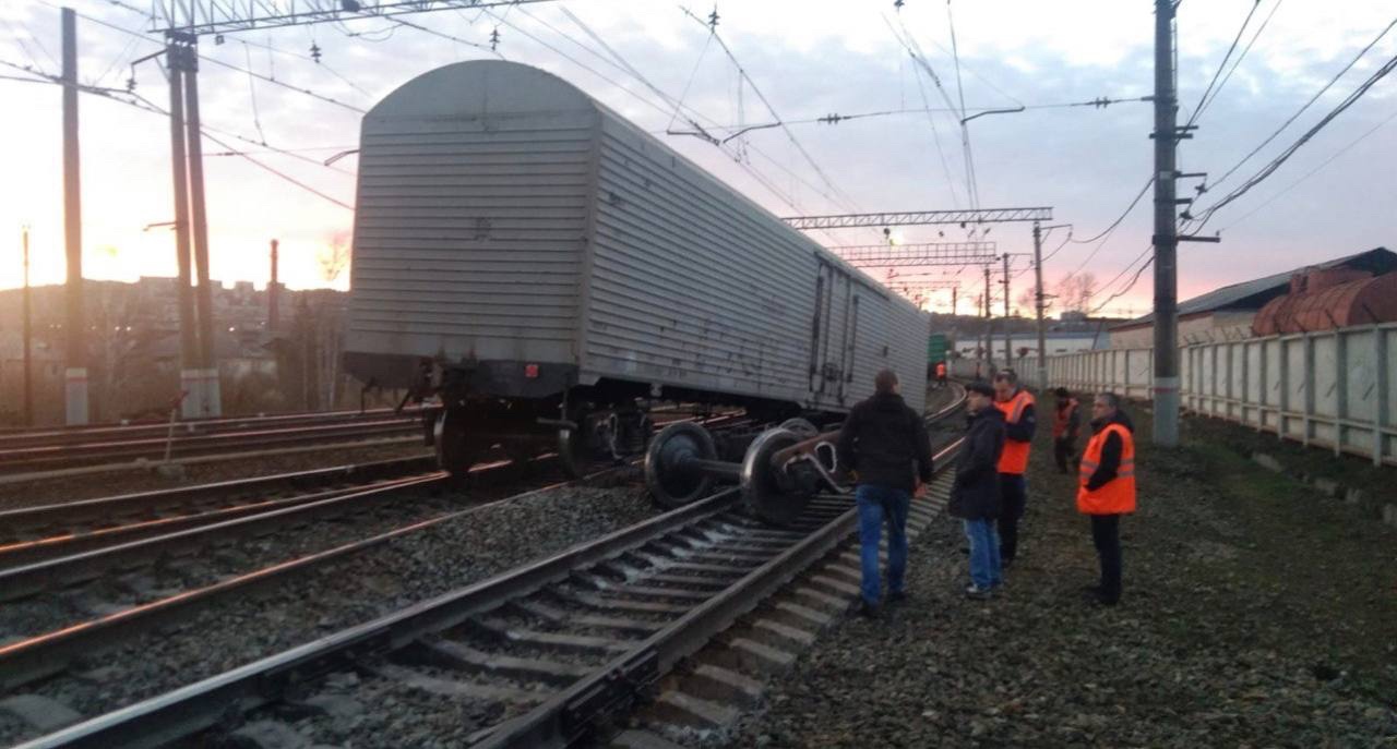Грузовые вагоны сошли с рельсов на железной дороге в Челябинской области Грузовые вагоны сошли с рельсов на железной дороге в Челябинской области