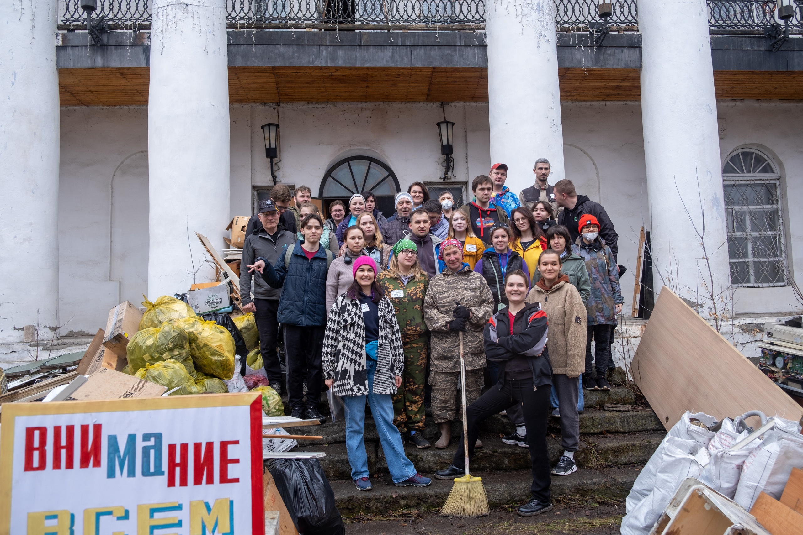 Волонтеры в Челябинской области провели масштабный субботник в госпитале XIX века