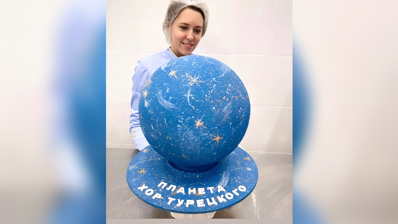Кондитер из Челябинска испекла торт в виде планеты