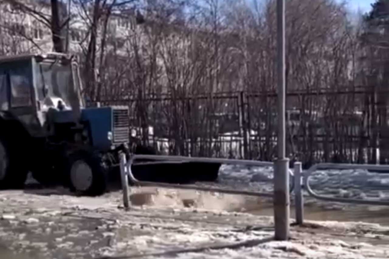 Трактор, который ковшом разгоняет лужу, засняли в Челябинской области
