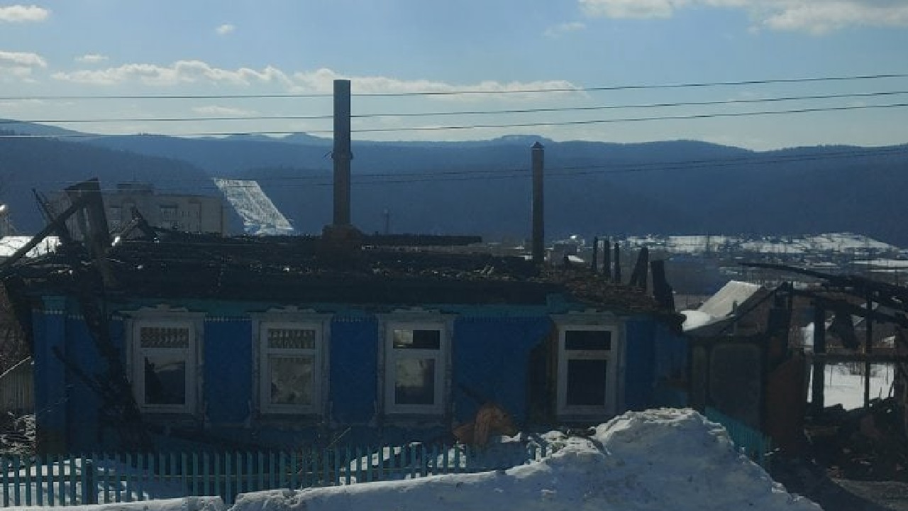 Бросился в огонь: житель Челябинской области вытащил ночью соседей из полыхающего дома