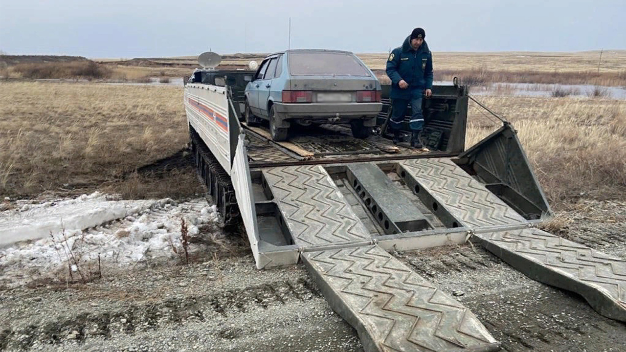 Вода, затопившая дорогу в Челябинской области, начала отступать