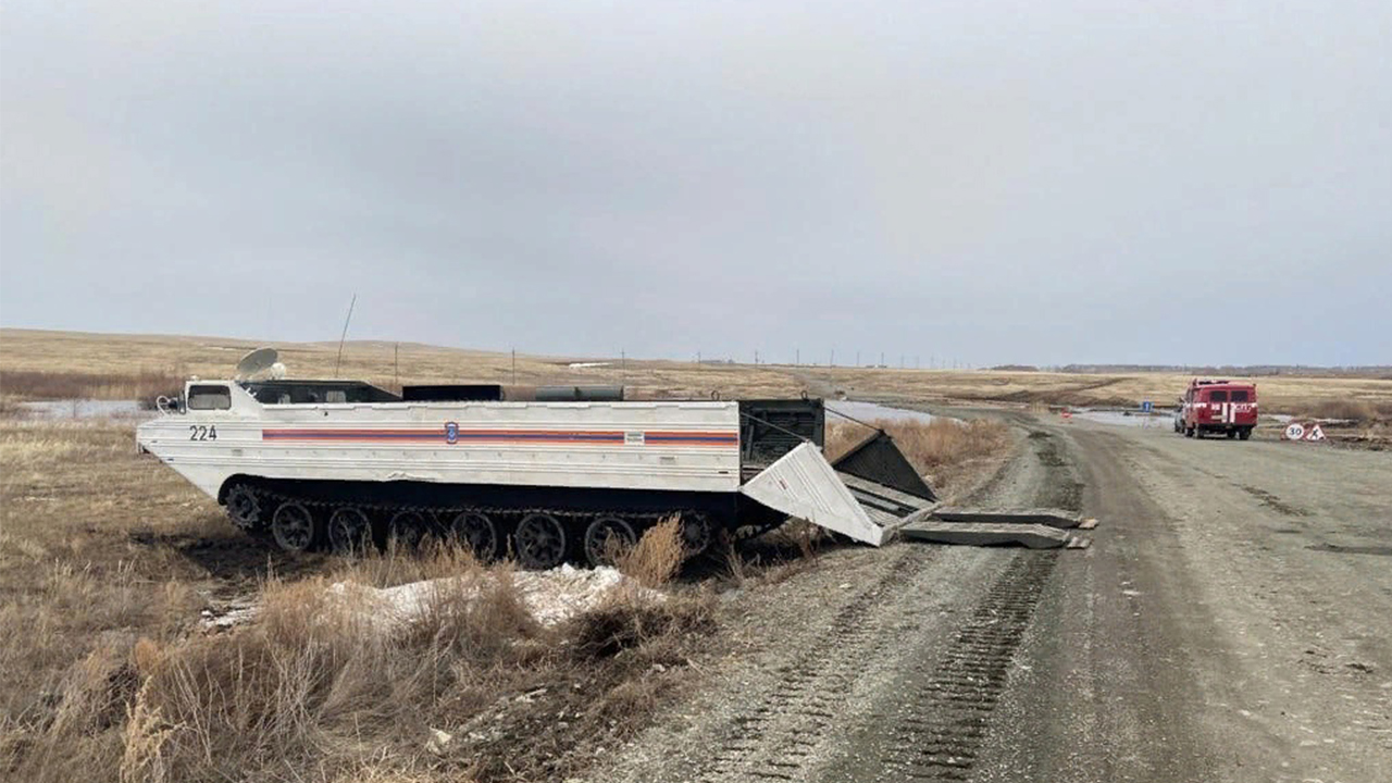 Вода, затопившая дорогу в Челябинской области, начала отступать