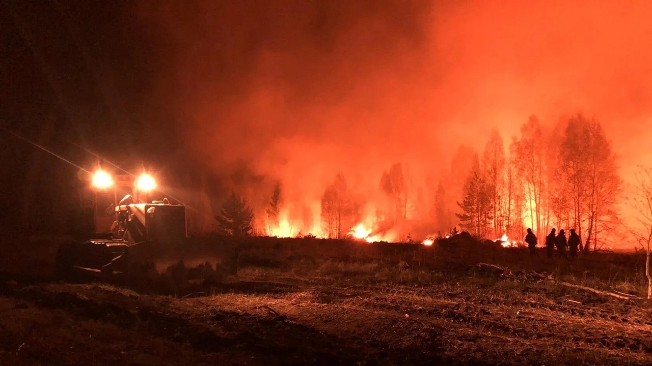 Огненное зарево: сильный природный пожар произошел в Челябинской области