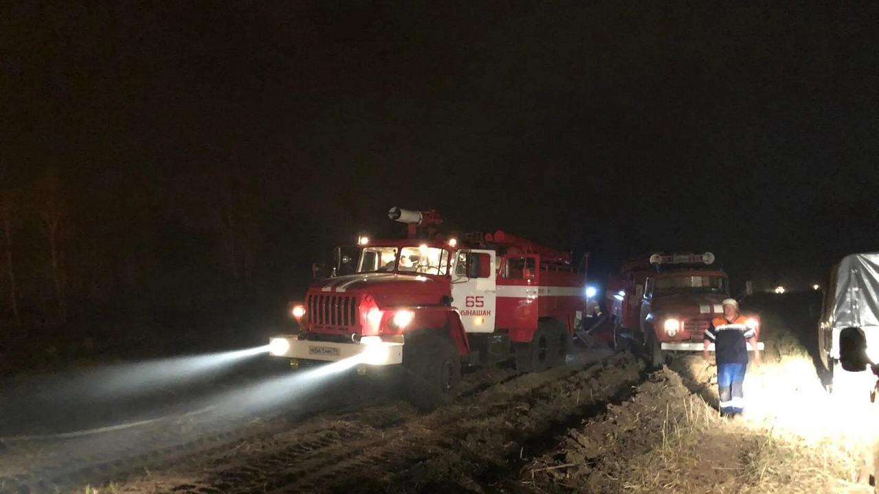 Огненное зарево: сильный природный пожар произошел в Челябинской области