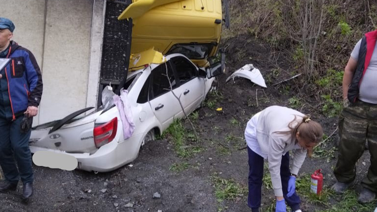 Фура раздавила Ладу: движение на трассе М5 заблокировано из-за страшного ДТП