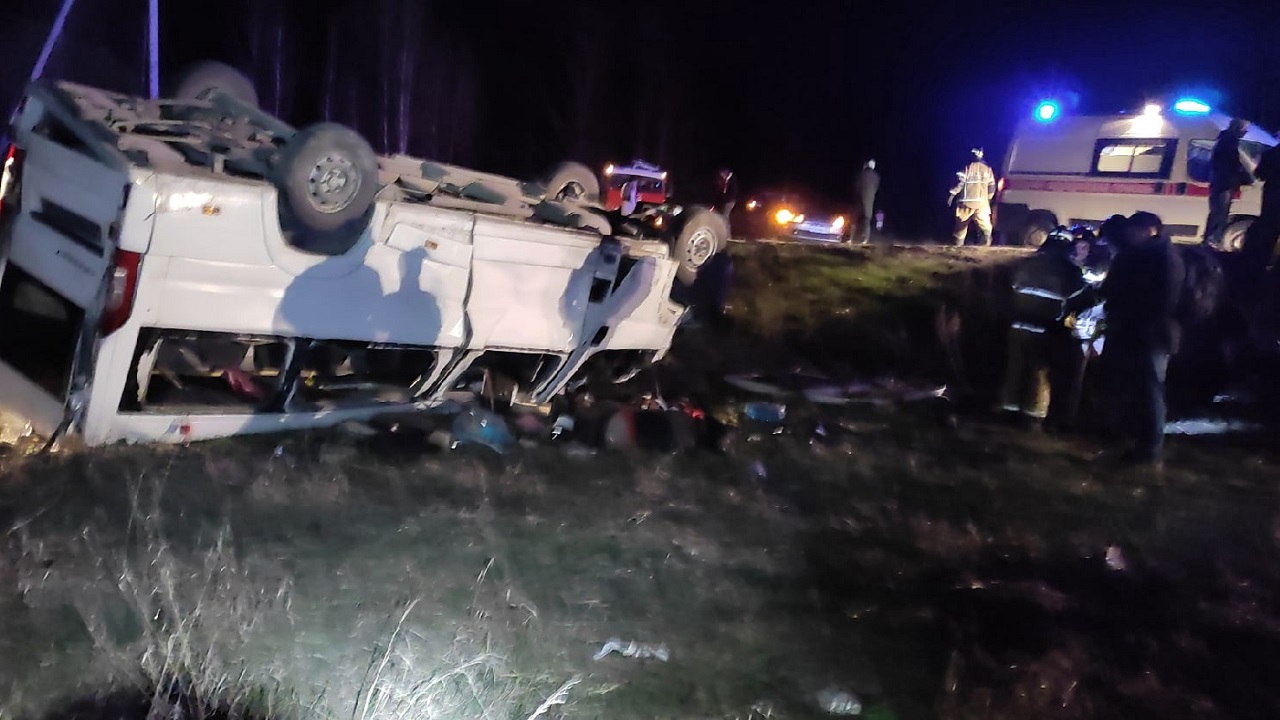 Автобус с футбольными болельщиками перевернулся в Челябинской области, есть погибший