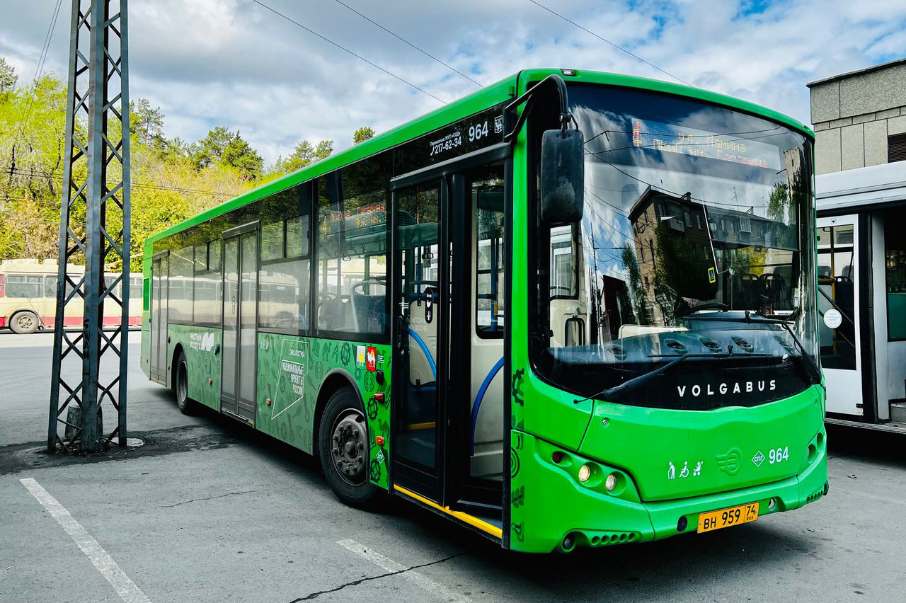 Автобусы в Челябинске "переодели" в новую экипировку