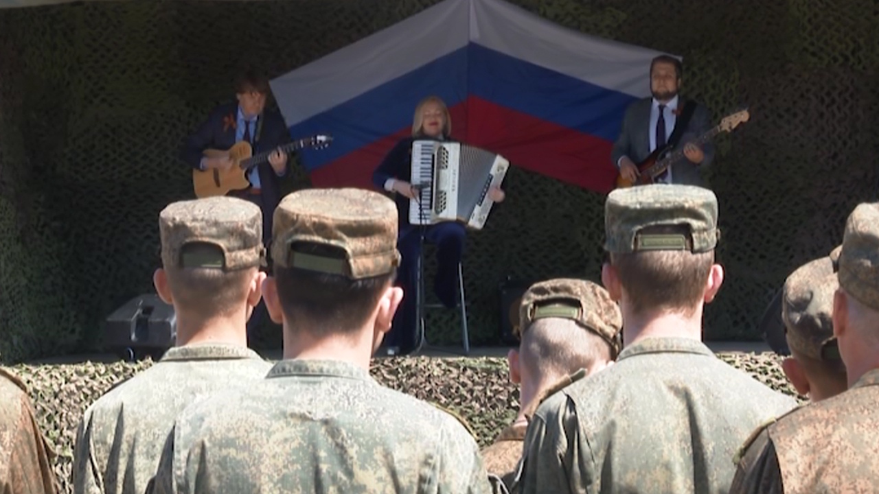 Челябинские артисты дали концерт в поддержку военных под Липецком