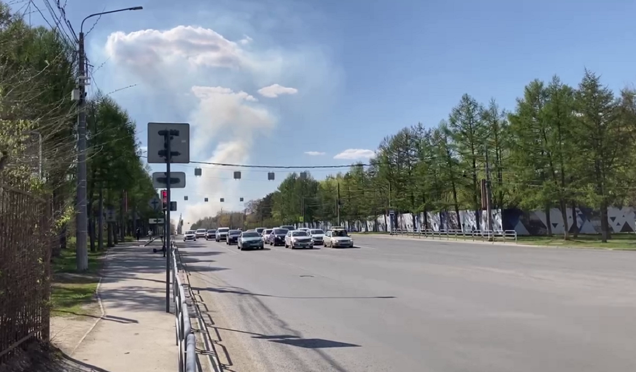 Огромный столб дыма переполошил жителей Челябинска ВИДЕО