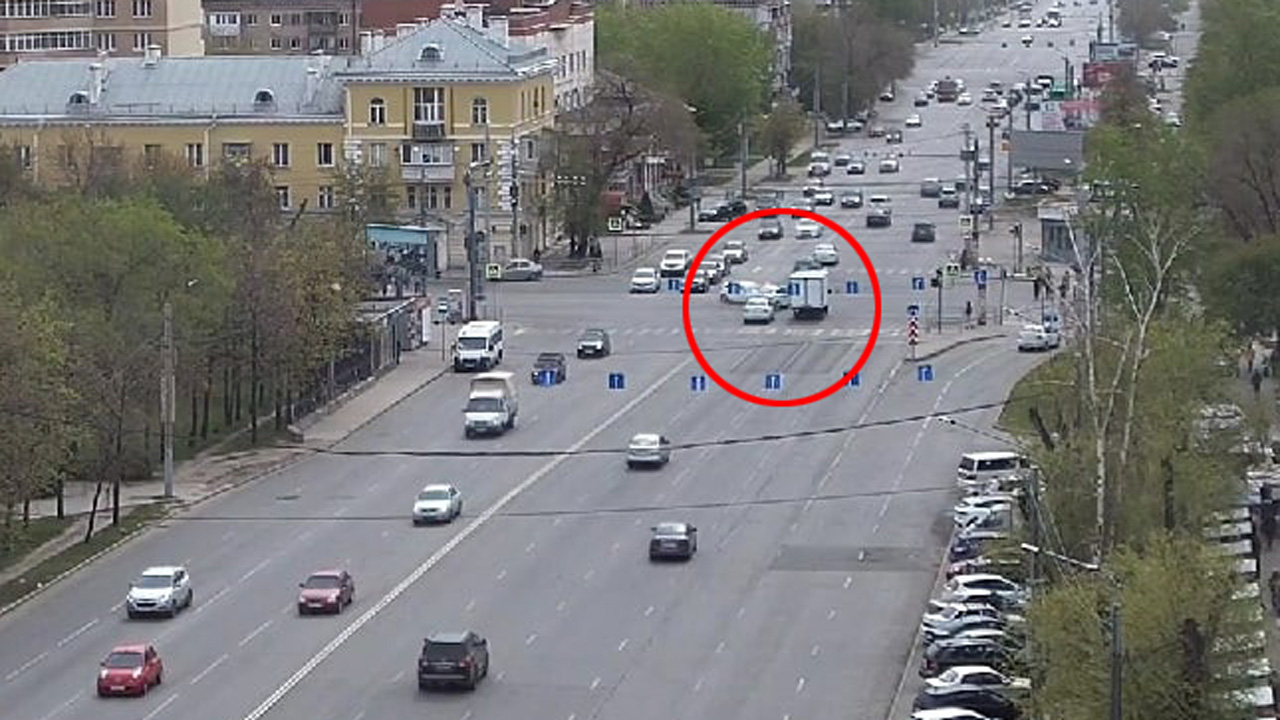 Иномарка врезалась в автомобиль ГИБДД в Челябинске