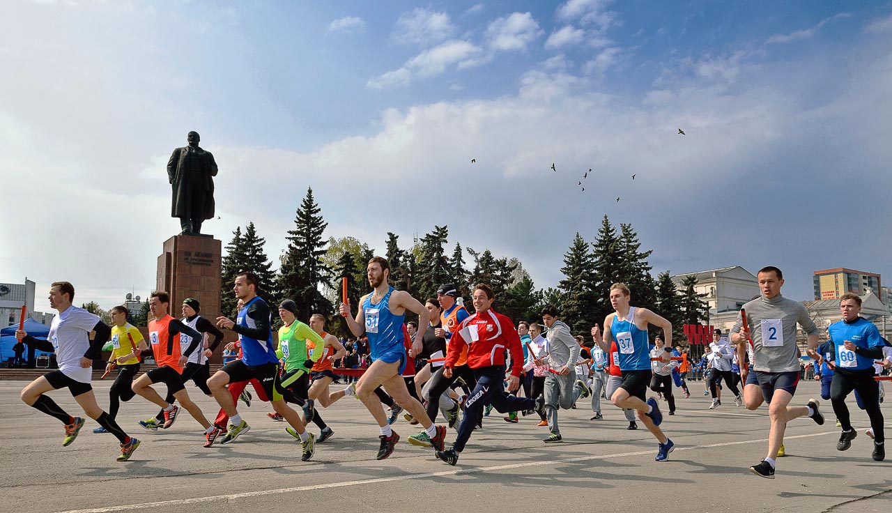 В Челябинске легкоатлеты пробежали традиционную праздничную эстафету