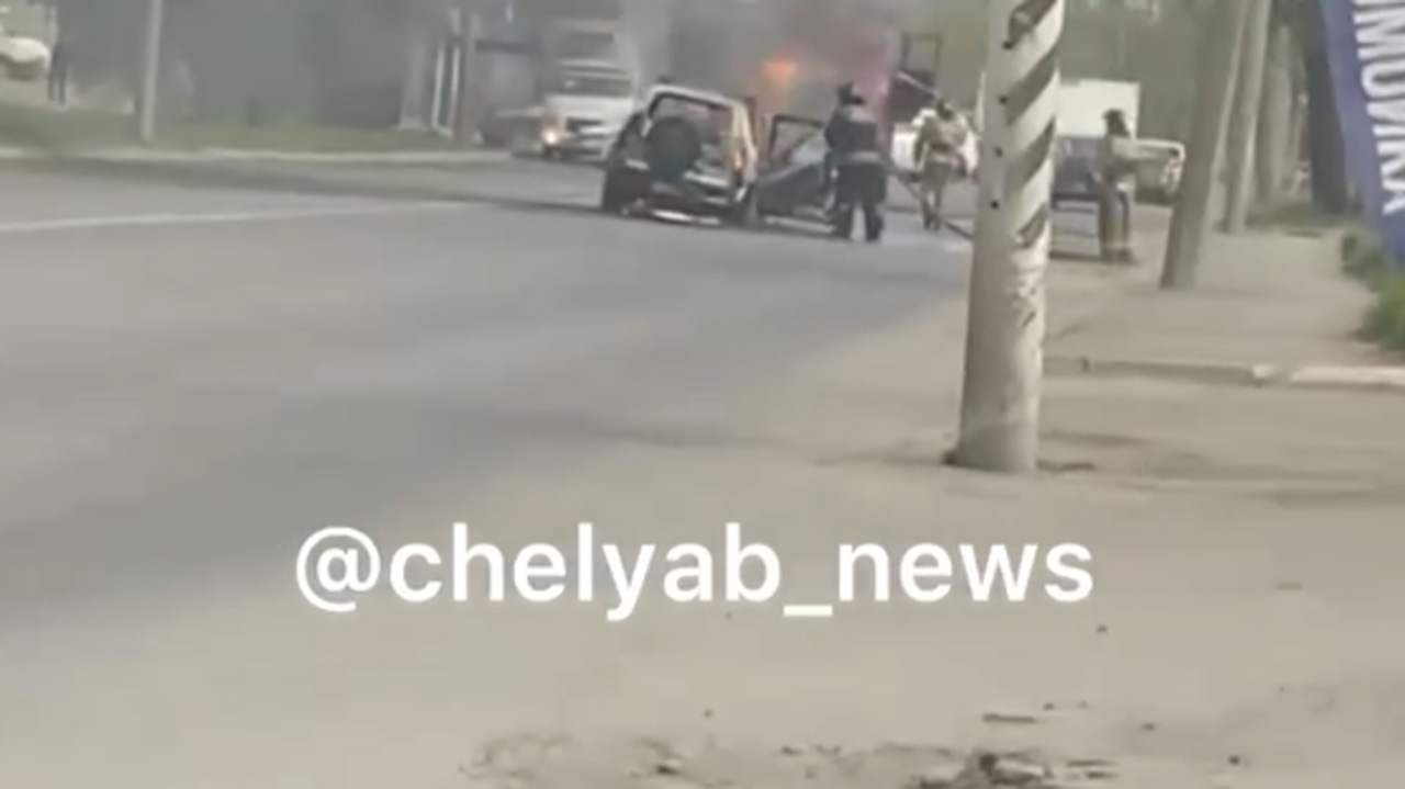 Автомобиль вспыхнул на дороге в Челябинске: есть пострадавшие