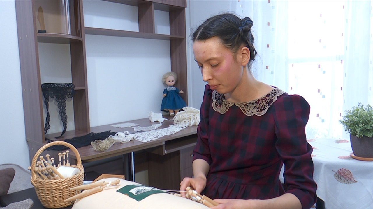 Мастерица из Челябинска возрождает искусство плетения кружева на коклюшках